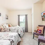 Lovely And Cozy Townhome Near Disney Parks
